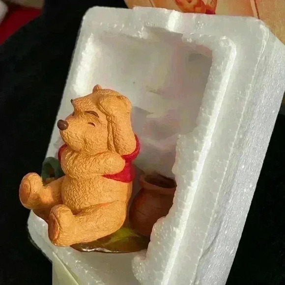 Vintage Disney’s Simply Pooh figurine. Pooh with honeypots. Never used in box - Picture 5 of 7